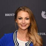 Aus der kleinen Iris aus der Serie "Dr Stefan Frank" ist mittlerweile eine attraktive Schauspielerin geworden. Die hübsche Blondine spielt von 2010 bis 2014 die Rolle der "Jessica Stiehl" in der Erfolgsserie "Verbotene Liebe." Zuletzt sieht man sie 2017 in "Rentnercops." Seit 2010 ist sie mit ihrem Schauspielkollegen Thore Schölermann liiert. 