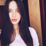 Anastasia Tarasova überzeugt mit ihrem Schmollmund und den großen, blauen Augen nicht nur die "Miss Russia"-Jury, sondern auch ihre über 600 Tausend Abonnenten auf Instagram. Die 24-Jährige ist Model und zierte mit ihrem Mann schon das Cover des "Hello"-Magazins.
