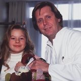 In der Serie „Dr. Stefan Frank – der Arzt, dem die Frauen vertrauen“ verkörpert die kleine Jana Kilka von 1997 bis 2000 die Rolle der süßen „Iris“. Damals ist die Schauspielerin gerade einmal zehn Jahre alt und entzückt die Fans mit ihrem verschmitzten Lächeln.