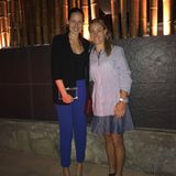 Zwei Tennis-Asse unter sich: Ana Ivanovic und Angelique Kerber feiern ihre langjährige Freundschaft mit einem ausgiebigen Dinner. Ihrem unverwechselbaren Style bleibt Ana Ivanovic natürlich auch zu diesem Anlass treu und zeigt sich typisch casual-schick: Ihr schlichtes, schwarzes Top kombiniert sie klassisch zu einem gleichfarbigen Blazer und setzt ihre langen Beine in einer blauen Highwaist-Hose sowie High Heels perfekt in Szene.