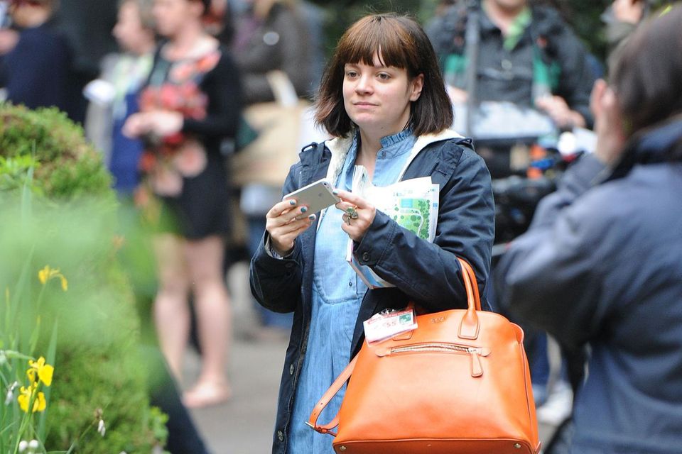 Lily Allen: Nach der Geburt ihrer zweiten Tochter fällt es Lily Allen schwer, die Babypfunde wieder loszuwerden. Mit Alkohol und ohne Essen möchte sie Gewicht verlieren. Nach der Geburt ihrer zweiten Tochter fällt es Lily Allen schwer, die Babypfunde wieder loszuwerden. Mit Alkohol und ohne Essen möchte sie Gewicht verlieren.