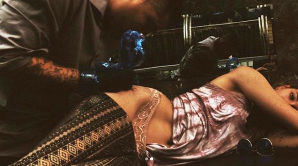 Kompensiert Paris Jackson so ihren Trennungsschmerz? Die 20-jährige Tochter von Michael Jackson ließ sich ihren Po tätowieren. Erst kürzlich wurde sie mit Model Cara Delevingne gesichtet, doch diese Liebe soll bereits wieder vorbei sein. Bisher zierte ihr Hinterteil eine Union Jack Flagge, die angeblich eine Erinnerung an Cara sein soll - vielleicht wurde diese nun mit einem neuen Schmuckstück verdeckt. Kompensiert Paris Jackson so ihren Trennungsschmerz? Die 20-jährige Tochter von Michael Jackson ließ sich ihren Po tätowieren. Erst kürzlich wurde sie mit Model Cara Delevingne gesichtet, doch diese Liebe soll bereits wieder vorbei sein. Bisher zierte ihr Hinterteil eine Union Jack Flagge, die angeblich eine Erinnerung an Cara sein soll - vielleicht wurde diese nun mit einem neuen Schmuckstück verdeckt.