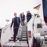 Endlich angekommen in Moskau! Julian Brandt steigt aus dem Flugzeug. 