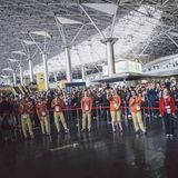 In Moskau am Flughafen angekommen wird das deutsche Fußballteam freudig erwartet. 