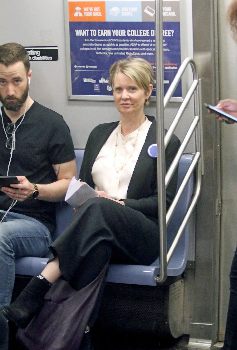 "Sex and the City"-Star Cynthia Nixon stellt sich zur Gouverneurswahl von New York. In der U-Bahn zeigt sie sich - ganz die Politikerin - gerne volksnah. "Sex and the City"-Star Cynthia Nixon stellt sich zur Gouverneurswahl von New York. In der U-Bahn zeigt sie sich - ganz die Politikerin - gerne volksnah.