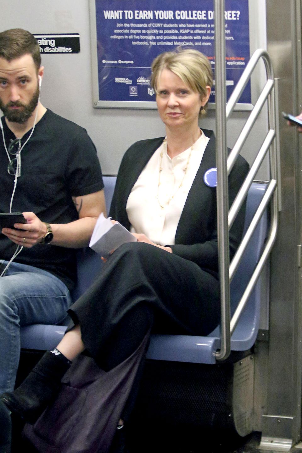 "Sex and the City"-Star Cynthia Nixon stellt sich zur Gouverneurswahl von New York. In der U-Bahn zeigt sie sich - ganz die Politikerin - gerne volksnah. "Sex and the City"-Star Cynthia Nixon stellt sich zur Gouverneurswahl von New York. In der U-Bahn zeigt sie sich - ganz die Politikerin - gerne volksnah.