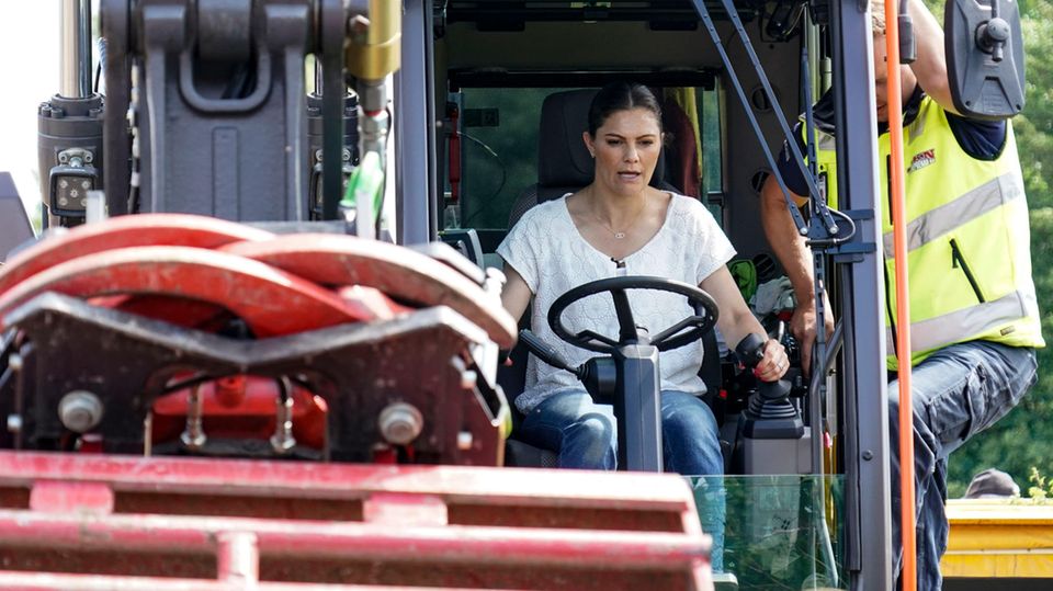 Prinzessin Victoria: Prinzessin Victoria packt bei ihrem Besuch in Skaane kraftvoll mit an Prinzessin Victoria packt bei ihrem Besuch in Skaane kraftvoll mit an
