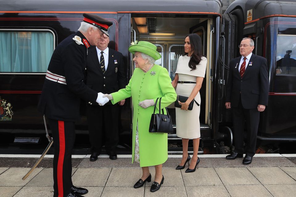 Queen Elizabeth und Herzogin Meghan bei der Ankunft an der Runcorn Station in Cheshire am 14. Juni 2018