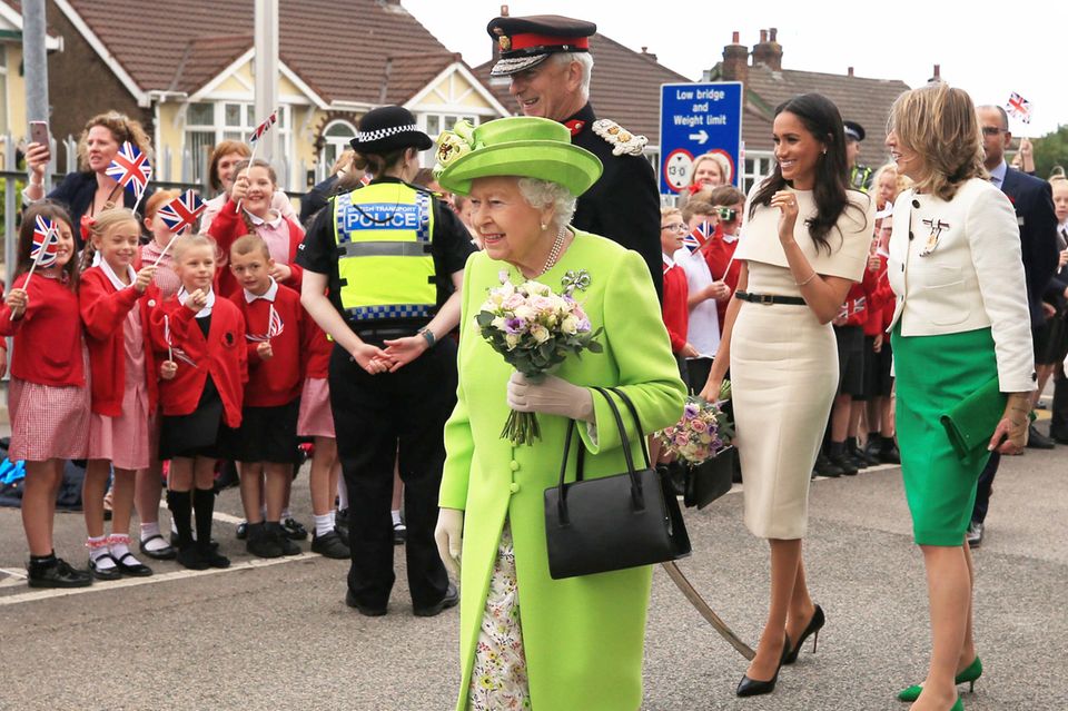 Fans begrüßen Queen Elizabeth und Herzogin Meghan