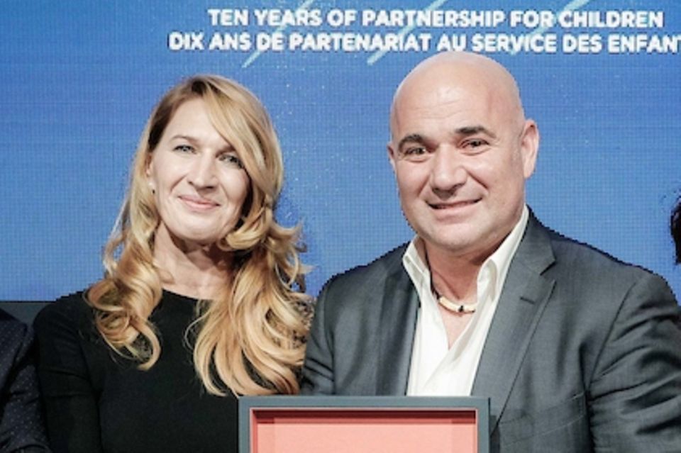 Für eine Charity-Aktion lancierte Longines das Sondermodell „Conquest V.H.P. Stefanie Graf & Andre Agassi Foundations“. Das Promipaar ist erfreut.