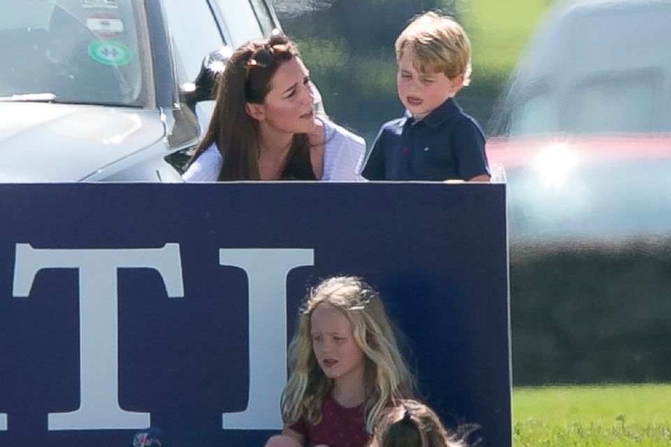 Da muss Mama Kate trösten: Prinz George muss ein paar Tränchen verdrückt. Savannah (im roten Shirt) bekommt davon nichts mit