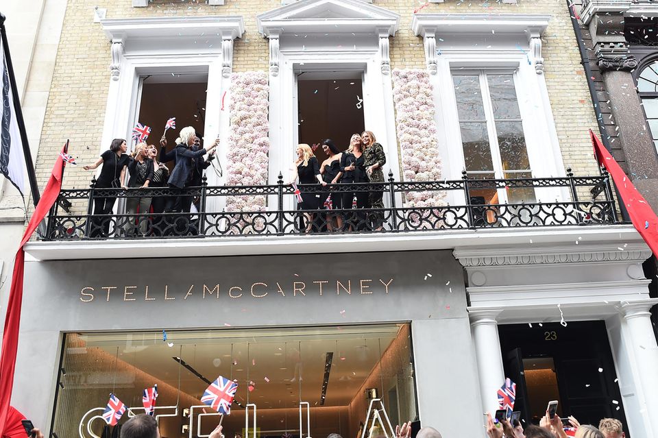 Party auf dem Balkon: Mit Konfetti, Fans und Fahnen feiert Stella McCartney ihre Shoperöffnung mit ihren Freunden über der New Bond Street. Party auf dem Balkon: Mit Konfetti, Fans und Fahnen feiert Stella McCartney ihre Shoperöffnung mit ihren Freunden über der New Bond Street.