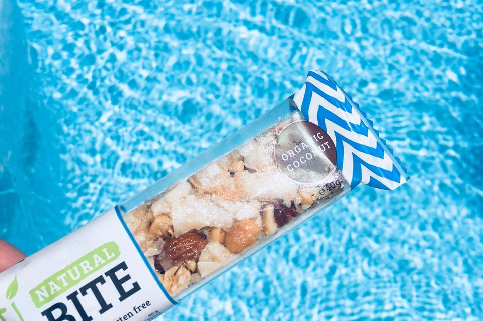 Naschen mit gutem Gewissen: Den Natural-Bite von HEJ gibt es in vier verschiedenen Geschmacksrichtungen. Was sie jedoch alle gemeinsam haben: Sie sind vegan, glutenfrei und ohne industrielle Zucker gefertigt. Den Natural-Bite von HEJ gibt es in vier verschiedenen Geschmacksrichtungen. Was sie jedoch alle gemeinsam haben: Sie sind vegan, glutenfrei und ohne industrielle Zucker gefertigt.