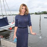 Beim Sommertreff von RTL Nord im Szenerestaurant Portonovo an der Alster zieht Sabia alle Blicke auf sich. In einem körperbetonten Kleid von Zara kommt ihre schlanke Taille besonders gut zur Geltung. Einen zusätzlichen Fokus legt sie mit einem zarten Gürtel von Chanel. 