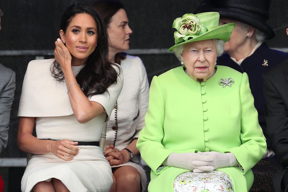 Herzogin Meghan + Queen Elizabeth: Ist das ein Zeichen? Die Queen stellt neben Herzogin Meghan ihre Handtasche auf die linke Seite. Eigentlich wird nun das Personal in Alarmbereitschaft versetzt und soll die Königin aus der Situation retten. Ist das ein Zeichen? Die Queen stellt neben Herzogin Meghan ihre Handtasche auf die linke Seite. Eigentlich wird nun das Personal in Alarmbereitschaft versetzt und soll die Königin aus der Situation retten.