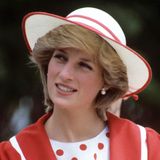 Ausgerechnet während ihres ersten Besuchs in Kanada (jahrelang Meghans Wahlheimat) im Jahr 1983 trägt Prinzessin Diana Ohrringe, die denen von Herzogin Meghan unglaublich ähnlich sehen. Es ist nicht das erste Mal, dass die Frau von Prinz Harry seiner verstorbenen Mutter mit kleinen Details ihrer Outfits gedenkt. Die Queen, die ihr die Ohrringe schenkte, muss genau diese Bilder im Kopf gehabt haben. Wie rührend! 