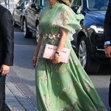 Das sommerliche Kleid aus Seiden-Georgette mit Schmetterlingsmotiven ist im Netz für knapp 3000 Euro zu finden. Und Madeleines längst ausverkaufte Rockstud-Clutch von Valentino war mit ca. 1400 Euro auch nicht gerade ein Schnäppchen.