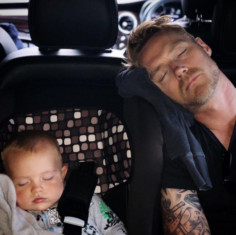24. Mai 2018 So ein Tag in der Sonne kann ganz schön schlauchen. Völlig erschöpft schlafen Ronan Keating und Söhnchen Cooper im Auto. 24. Mai 2018 So ein Tag in der Sonne kann ganz schön schlauchen. Völlig erschöpft schlafen Ronan Keating und Söhnchen Cooper im Auto.