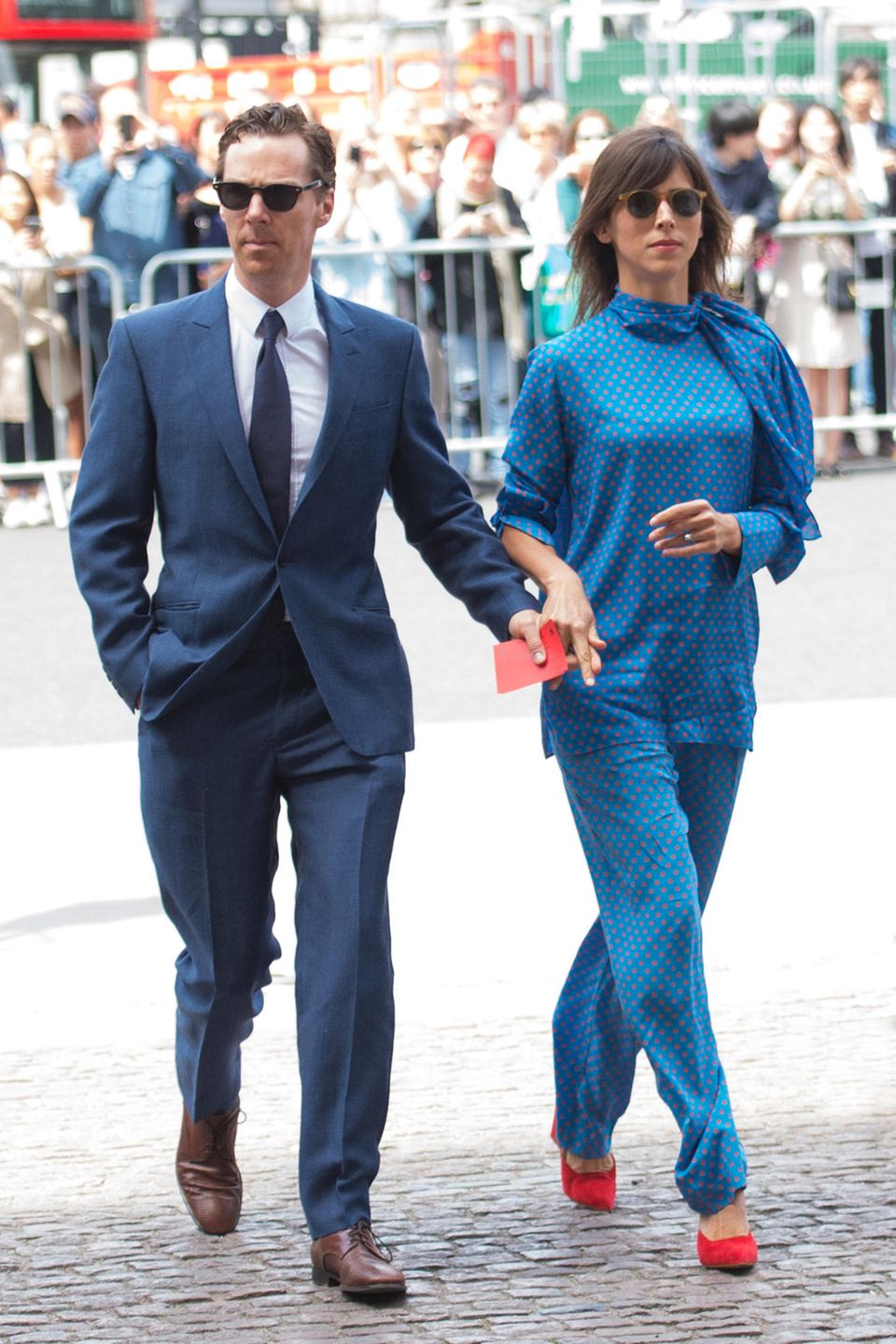 Trauriger Anlass, toller Style: Benedict Cumberbatch und seine Frau Sophie Hunter haben sich anlässlich des Gottesdiensts für den kürzlich verstorbenen Physiker Stephen Hawking in der Westminster Abbey gegen Schwarz und für diesen Partnerlook in schön aufeinander abgestimmten Blautönen entschieden. Trauriger Anlass, toller Style: Benedict Cumberbatch und seine Frau Sophie Hunter haben sich anlässlich des Gottesdiensts für den kürzlich verstorbenen Physiker Stephen Hawking in der Westminster Abbey gegen Schwarz und für diesen Partnerlook in schön aufeinander abgestimmten Blautönen entschieden.