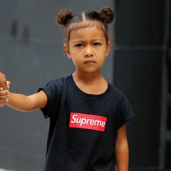 In 2016 kennt man Kim Kardashians kleine Tochter, North West, noch mit niedlichen Zöpfen, die ihre krausen Löckchen zusammenhalten.