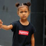 In 2016 kennt man Kim Kardashians kleine Tochter, North West, noch mit niedlichen Zöpfen, die ihre krausen Löckchen zusammenhalten.