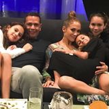 13. Juni 2018  Gruppenkuscheln: "Taco Tuesday" schreibt Alex Rodriguez zu diesem kuscheligen Familienfoto auf Instagram. 