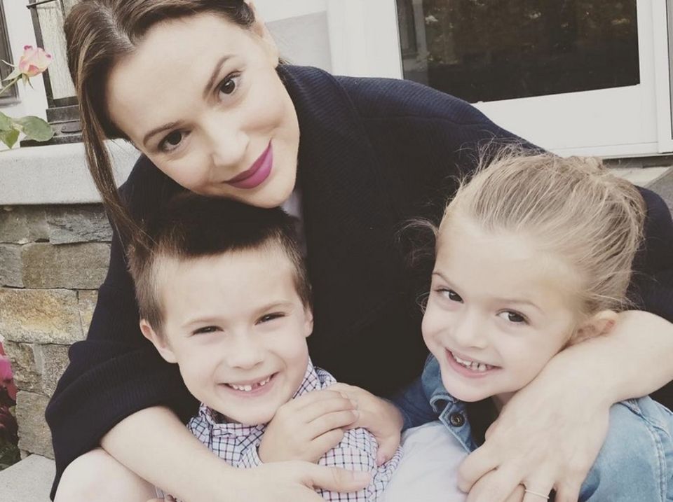 15. Juni 2018 Auf Instagram teilt Alyssa Milano dieses hübsche Bild von sich und ihren Kindern Milo und Elizabella. Und da ein Bild bekanntlich mehr sagt als tausend Worte, verzichtet die Schauspielerin auch ganz auf eine Bildunterschrift. 15. Juni 2018 Auf Instagram teilt Alyssa Milano dieses hübsche Bild von sich und ihren Kindern Milo und Elizabella. Und da ein Bild bekanntlich mehr sagt als tausend Worte, verzichtet die Schauspielerin auch ganz auf eine Bildunterschrift.