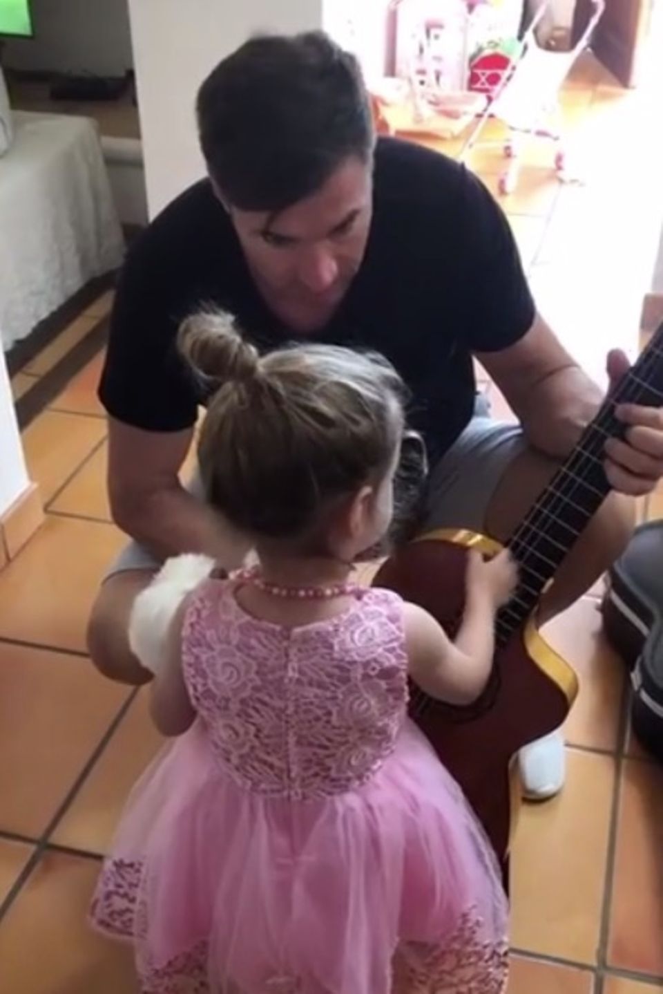 15. Juni 2018  Erster Unterricht: Gemeinsam mit Sophia klimpert Lucas ein wenig auf der Gitarre herum.    