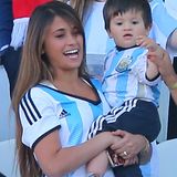 Relativ einfach macht es sich Antonella Roccuzzo. Sie feuert ihren Messi einfach im National-Trikot an.