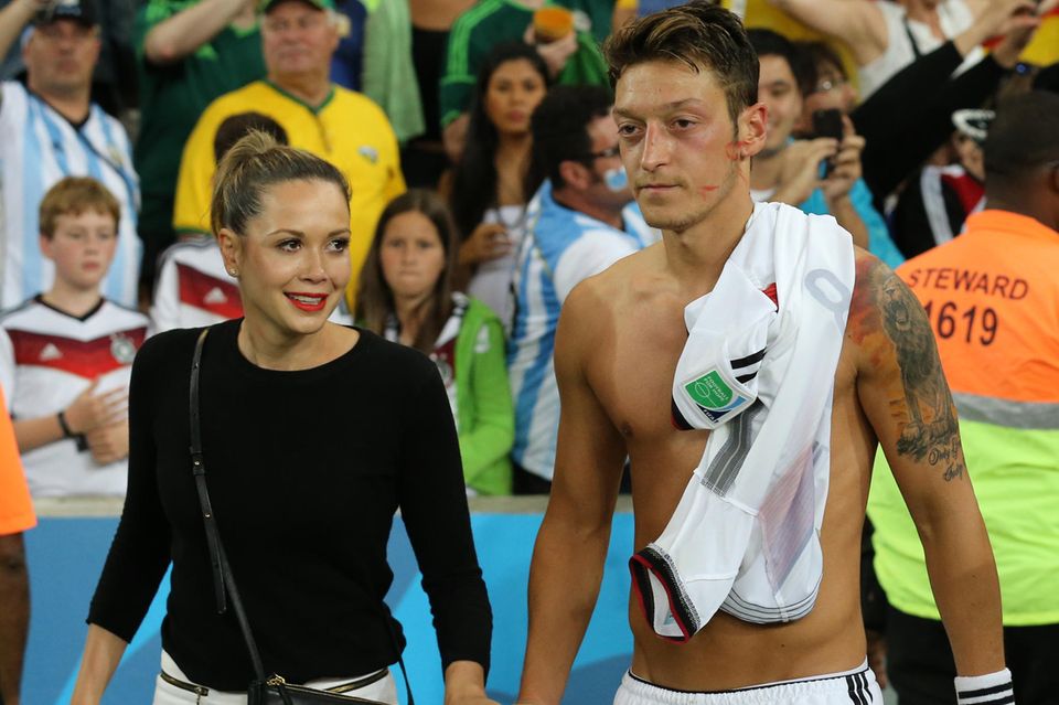 Feierten zusammen den Weltmeistertitel in Brasilien: Grace Capristo und Mesut Özil 