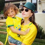 Alessandra Ambrosio und Söhnchen Noah fiebern mit der brasilianischen Fußballmannschaft.