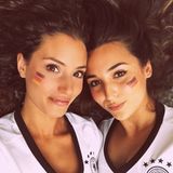 Nadine Menz teilt dieses Throwback-Foto auf sie mit Schauspielkollegin und Freundin Rona Özkan zu sehen ist. 
