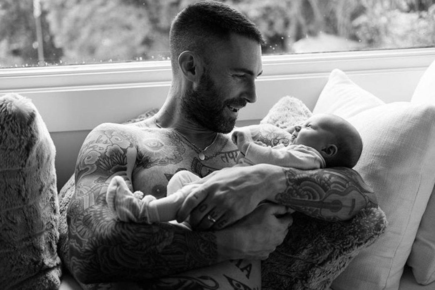 "Mein erstes Baby hält unser zweites Baby", postet Model Behati Prinsloo liebevoll zu ihrem Vatertags-Post. Darauf zu sehen: Ehemann und "Maroon 5"-Frontmann Adam Levine und ihr erstes Kind Dusty Rose.
