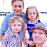 Vatertag im Doppelpack: Comedian Neil Patrick Harris postet ein tolles Familienfoto. Neben ihm (u. r.) sind darauf Ehemann David Burtka und die Kids Gideon und Harper zu sehen.