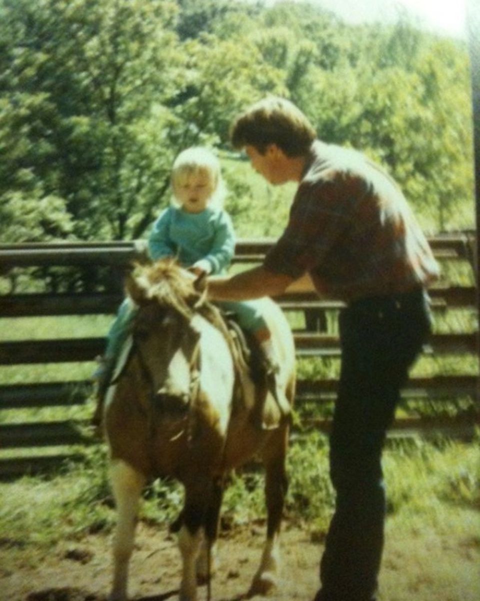 Wie niedlich! Schauspielerin Amber Heard teilt zum Vatertag ein altes Foto aus ihrer Kindheit. Papa David Heard hat darauf wohl alle Hände voll zu tun, seine kleine Amber nicht vom Pony fallen zu lassen.