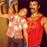 Wie der Vater so der Sohn: Diese Redewendung trifft bei Dwayne Johnson ganz besonders zu. Sein Papa Rocky Johnson war einst, genau wie sein Sohn, Wrestler.