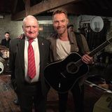 Die beiden Herren haben sich gern: Sänger Ronan Keating teilt ein Foto mit Papa Gerry Keating zum Vatertag.