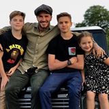 Victoria Beckham teilt ein inniges Familienfoto zum Vatertag. "Ich glaube, sie lieben ihn", schreibt sie scherzend dazu.