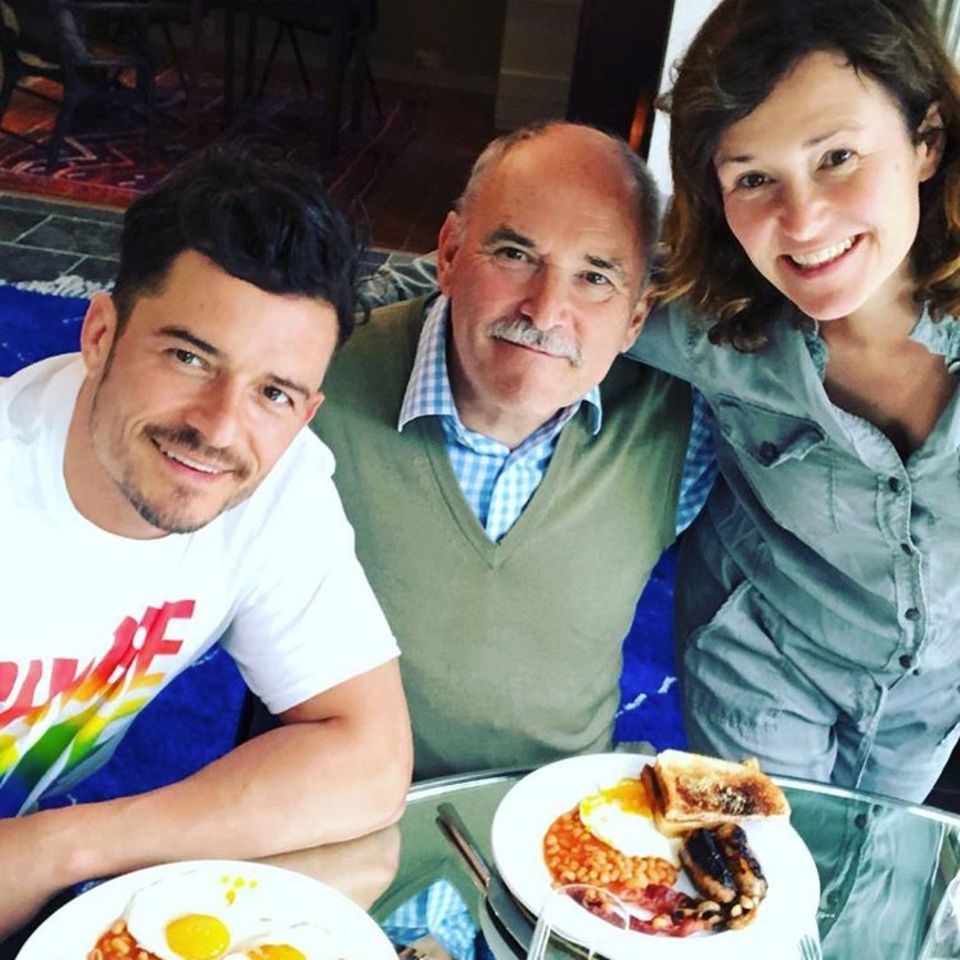 "Ein total englisches Frühstück mit einer total englischen Familie", schreibt Schauspieler Orlando Bloom zum Vatertag. Neben ihm und dem leckeren Essen sind auf dem Foto seine Eltern zu sehen: Vater Colin Stone und Mutter Sonia Copeland. 