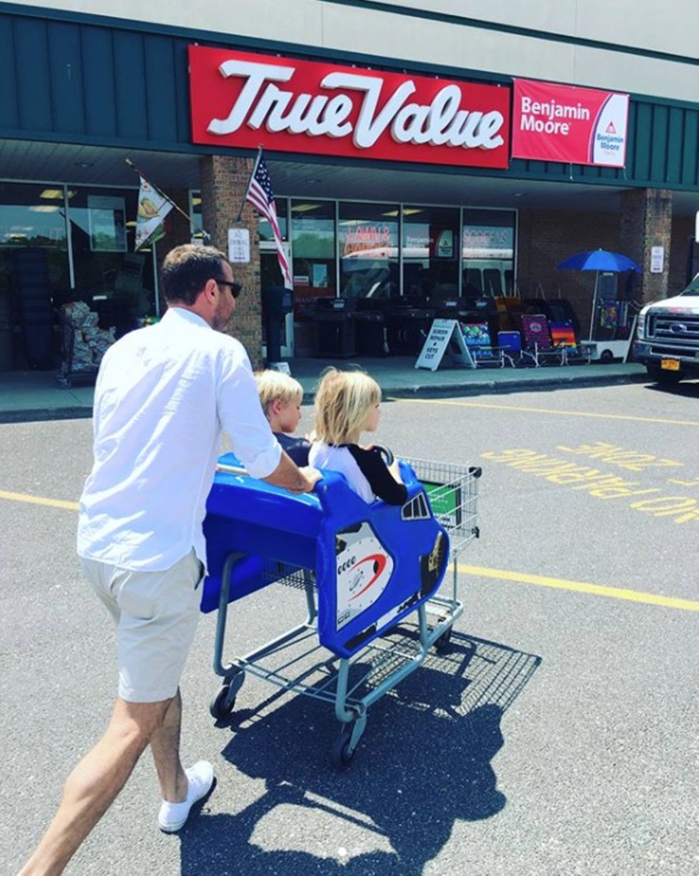 Auf zum Einkauf! Super-Papa Liev Schreiber weiß genau, wie er seine Jungs bei einem langweiligen Besuch im Supermarkt bei Laune hält.