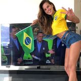 Model Izabel Gourlat stimmt sich für das Brasilien-Spiel ein. 
