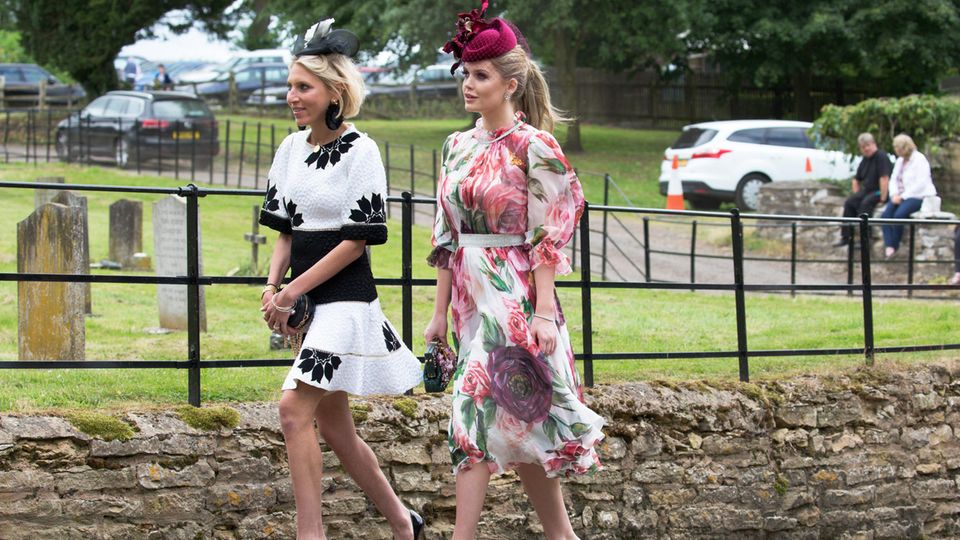 Auch Lady Kitty Spencer bewies im Rahmen der Hochzeit ihrer Cousine erneut ihr Gespür für modische Wow-Auftritte. In einem floralen Traumkleid von Dolce & Gabbana kann sie mit Meghan ohne Frage mithalten. 