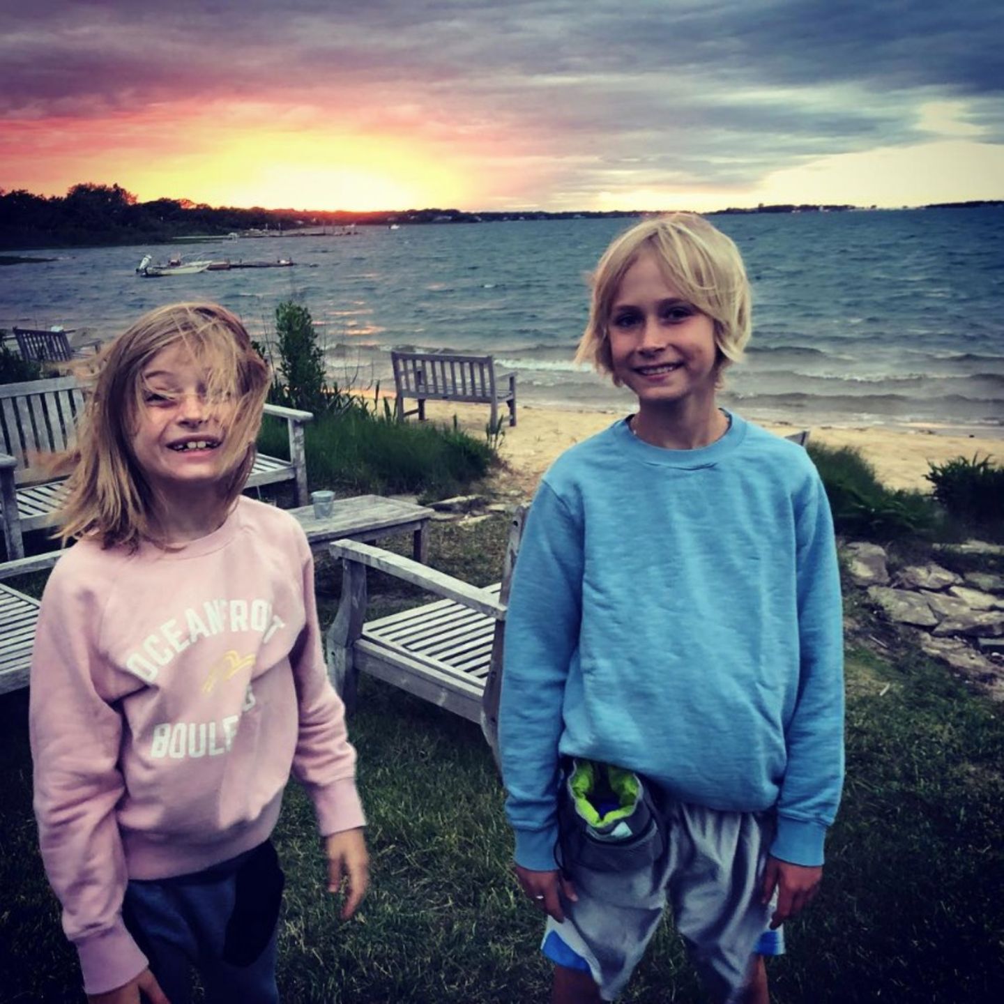 18. Juni 2018   "Der beste Vatertag", postet Liev Schreiber stolz zu dem stimmungsvollen Foto seiner Kids vor einem farbenfrohen Sonnenuntergang.