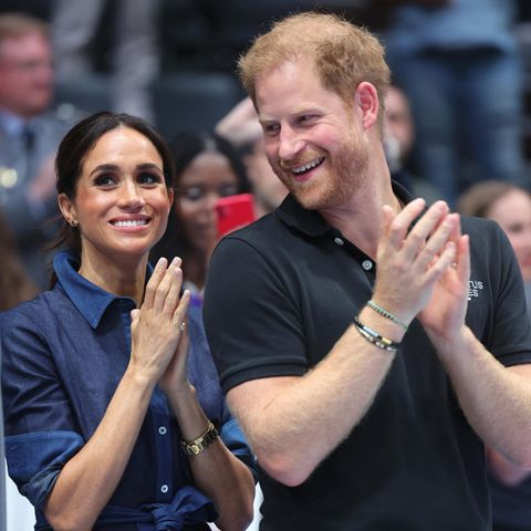 Herzogin Meghan hat für ihren Liebsten einen Spitznamen, wie nun in der "Late Late Show" herauskommt. Moderator James Corden macht mit Prinz Harry eine Stadtrundfahrt durch Los Angeles. Zwischendurch meldet sich Meghan per Video-Anruf: Im Laufe des Gesprächs nennt sie ihren Mann "Haz".