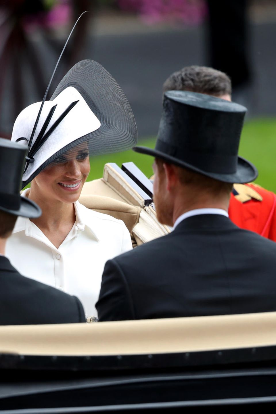 Herzogin Meghan (r.) und Gräfin Sophie (l.) fahren mit ihren Männern Prinz Harry (v.r.) und Prinz Edward (v.l.) mit der Kutsche in Ascot vor Herzogin Meghan (r.) und Gräfin Sophie (l.) fahren mit ihren Männern Prinz Harry (v.r.) und Prinz Edward (v.l.) mit der Kutsche in Ascot vor