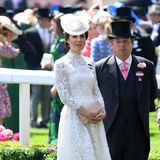 2017 ist Kate ihrem Ascot-Look treu geblieben. Wie bereits bei ihrem Debüt im Jahr 2016, trug die Ehefrau von Prinz William bei dem Pferderennen im britischen Ort Ascot erneut ein weißes Kleid aus Spitze. Ob Meghan das nächste Mal ebenfalls zu einem weißen Kleid greifen wird, sehen wir dann hoffentlich im nächsten Jahr. 