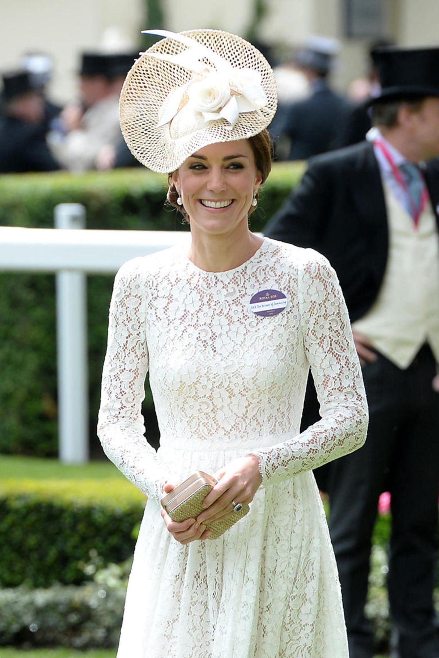 2016 feierte Herzogin Meghan ihr Ascot-Debüt in einem weißen Spitzen-Kleid. Haben sich Meghan und Kate etwa abgesprochen? Denn zumindest Catherine scheint für das royale Pferderennen einen ganz bestimmten Look bzw. Farbe zu bevorzugen. 