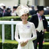 2016 feierte Herzogin Meghan ihr Ascot-Debüt in einem weißen Spitzen-Kleid. Haben sich Meghan und Kate etwa abgesprochen? Denn zumindest Catherine scheint für das royale Pferderennen einen ganz bestimmten Look bzw. Farbe zu bevorzugen. 