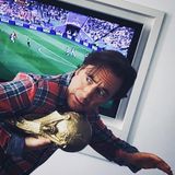 Wer hat denn da die begehrte Fußballtrophäe geklaut? Michael Bully Herbig erlaubt sich auf seinen Instagram-Account einen Scherz. 