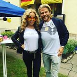 Katja Burkhard und Paul Janke haben sich schon bestens auf das Spiel der deutschen Nationalmannschaft vorbereitet. 